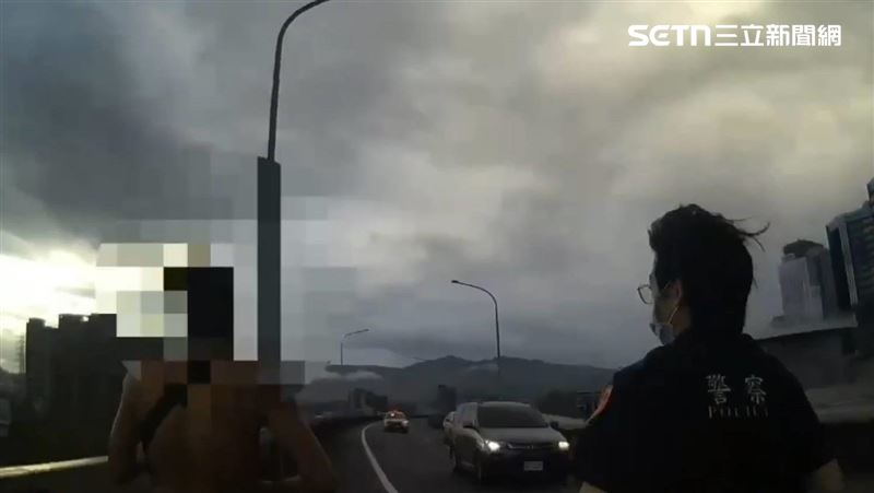 半裸男徒步環東高架　包包還掉出安毒針筒