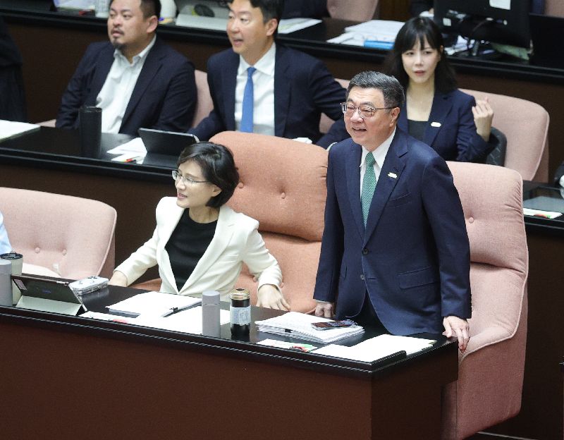 立法院會2日進行施政總質詢,行政院長卓榮泰(前右)率部會首長列席並備詢