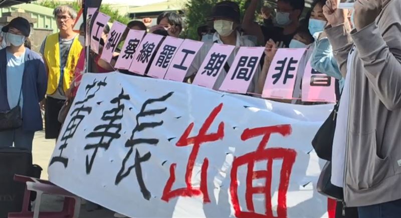 乖乖工廠員工及工會，今天（2日）清晨開始罷工，上午更到工廠進行抗議。（圖／翻攝畫面）