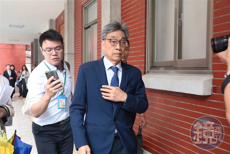 農業部APP出包驚見「中國國慶」，陳駿季道歉坦言應負監督責任。（圖／鏡週刊）