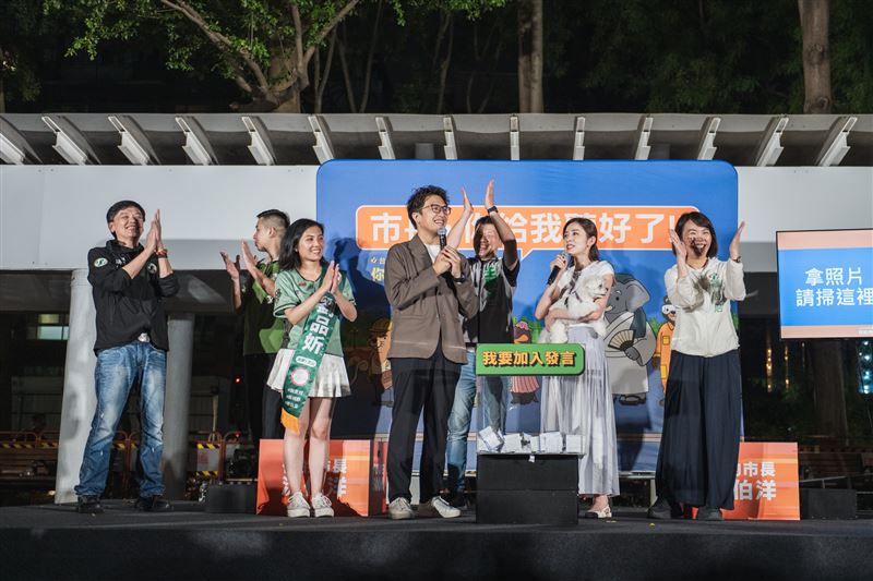 沈伯洋在大安區瑠公公園舉辦「市長,你給我聽好了!」快閃肥皂箱行動,竟是從台北大學三峽校區授課完抵達的。(圖/沈伯洋競辦提供)