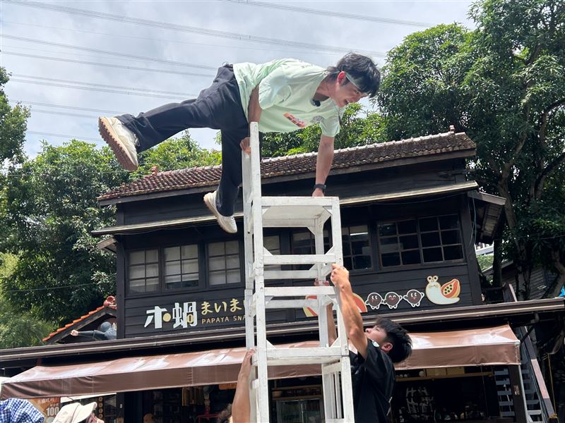 郭忠祐挑戰高空疊椅特技。（圖／民視提供）