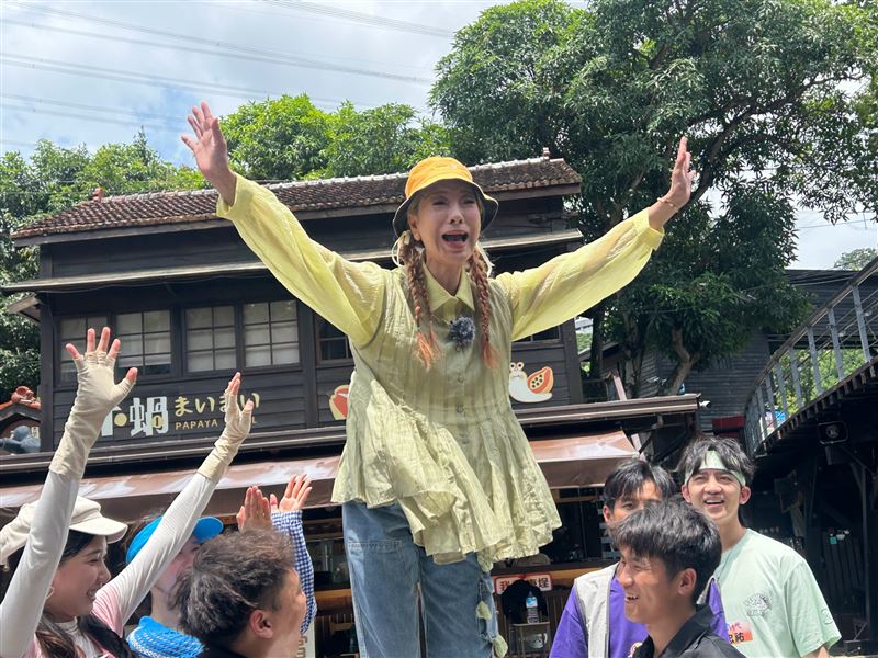 隨著逐漸疊高的椅子，讓楊繡惠倒抽一口氣。(圖／民視提供）
