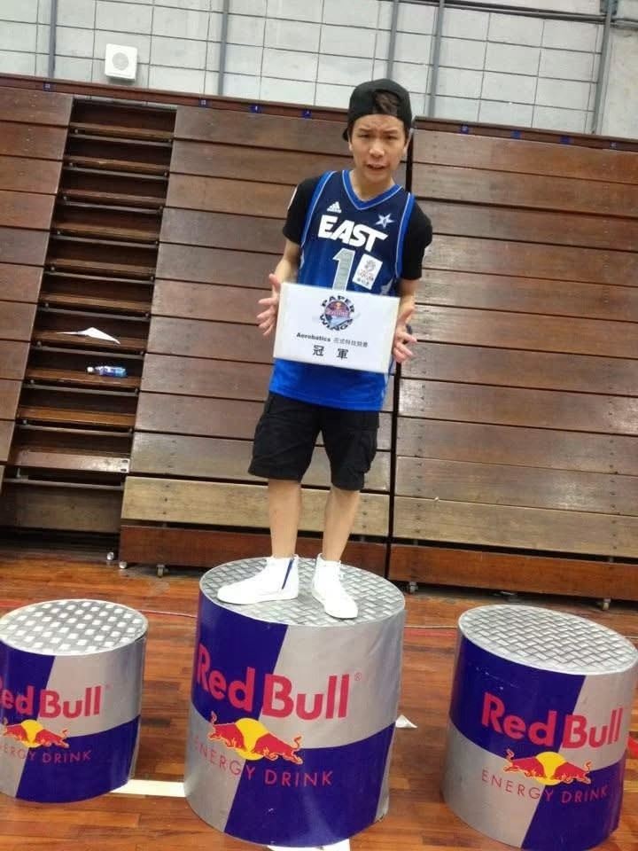 派翠克2012年代表台灣出戰奧地利「Red Bull世界紙飛機大賽」。(圖/翻攝自臉書)