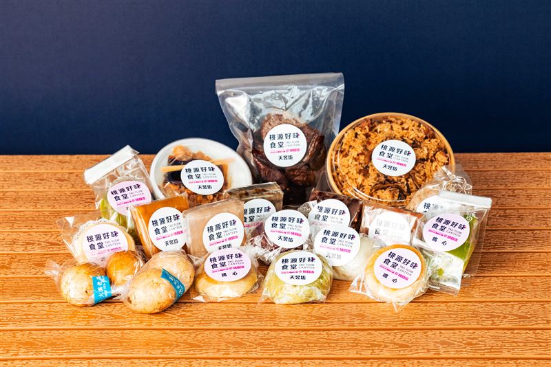 印尼綠豆餅、斑蘭香蘭葉糕、草仔粿、客家碗糕、甘味茶葉蛋與等米食點心。(圖/桃園市政府提供)