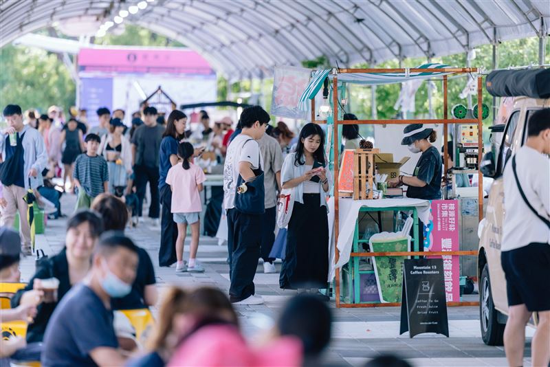 「桃源好味市集」現場一隅,匯聚多元餐飲類攤商及胖卡餐車。(圖/桃園市政府提供)