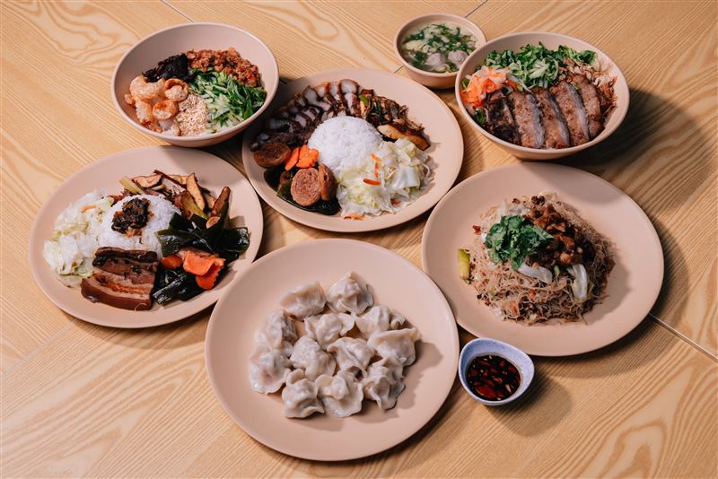 食堂內用料理,包括郭老爺水餃、梅干扣肉、馬告鹹豬肉飯、古早味炒米粉等多元族群好味。(圖/桃園市政府提供)