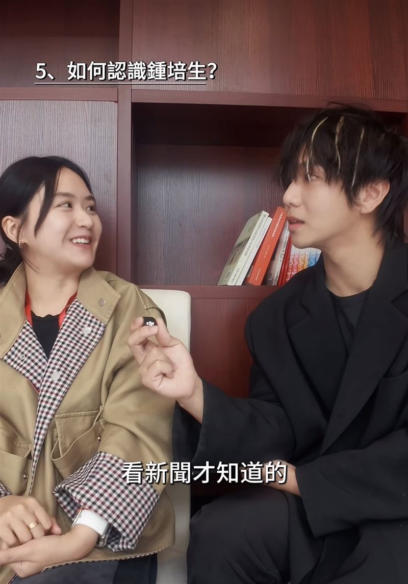 莊雅婷(左)接受訪問,透露爸爸不知道自己被求婚。(圖/翻攝自IG)