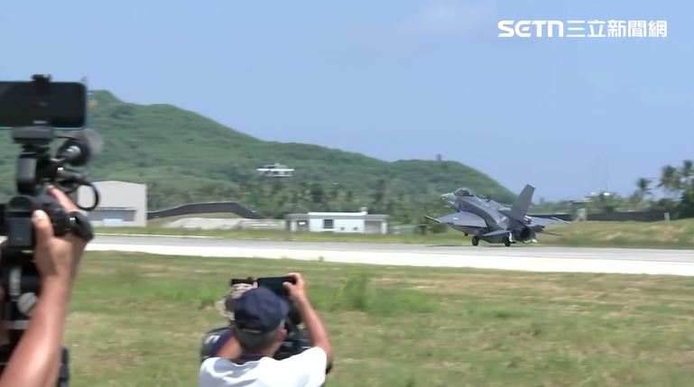 首批2架F-16V BLK 70戰機抵台降落台東志航基地,大批媒體拍攝。(圖/翻攝畫面)