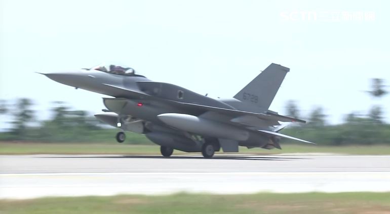 首批2架F-16V BLK 70戰機抵台降落台東志航基地