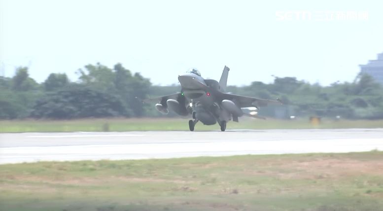 首批2架F-16V BLK 70戰機抵台降落台東志航基地(圖/翻攝畫面)