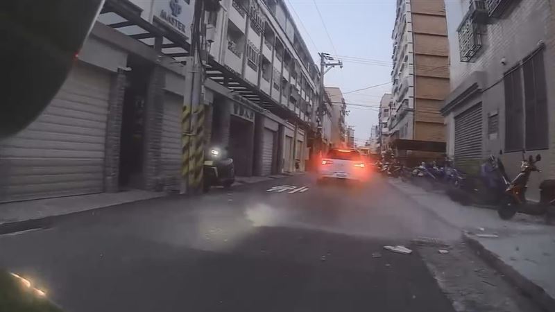 台中市潭子區甘蔗里勝利八街昨天(1日)傍晚下班時段,不少人車經過該路段,大樓突然降下大片「磁磚雨」。(圖/翻攝自Threads @cherryyang0921授權提供,未經同意請勿轉載)