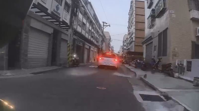 畫面曝!磁磚雨險砸人…她驚呼:保住小命