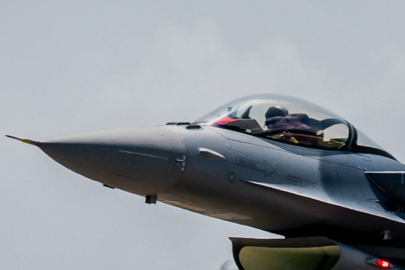 台灣對美軍購66架F-16V(blk70)戰機,首批2架自美國夏威夷起飛,2日接續飛抵台東空軍志航基地,首架落地的戰機駕駛艙內隱約可見中華民國國旗。(圖/中央社)