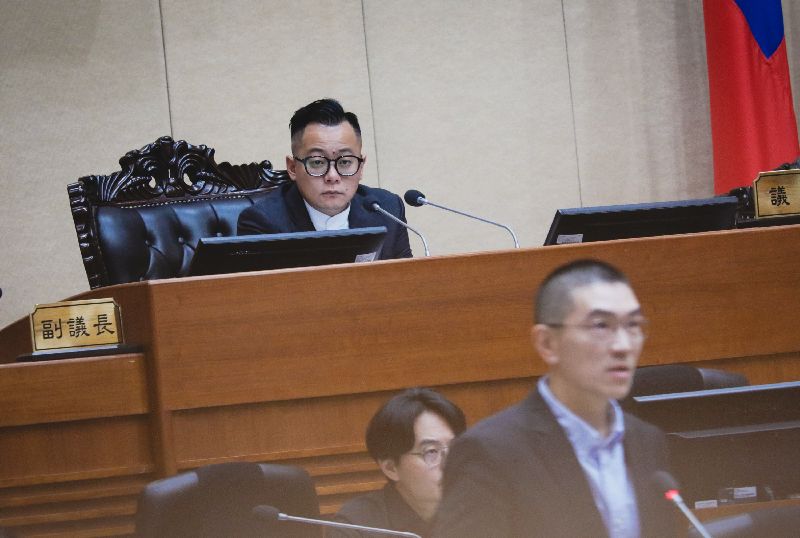 基隆市天外天焚化廠暫置場大火,民進黨基隆市長參選人、議長童子瑋(後)2日批評市政失能,市長謝國樑(前)該如何負責。(童子瑋進步基隆辦公室提供)