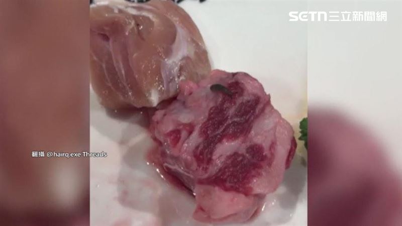 有民眾在中秋連假去北車吃烤肉竟然直擊「蛞蝓」在生肉上爬行,店家做法給予免單,甚至還見怪不怪,讓民眾非常擔心食安問題