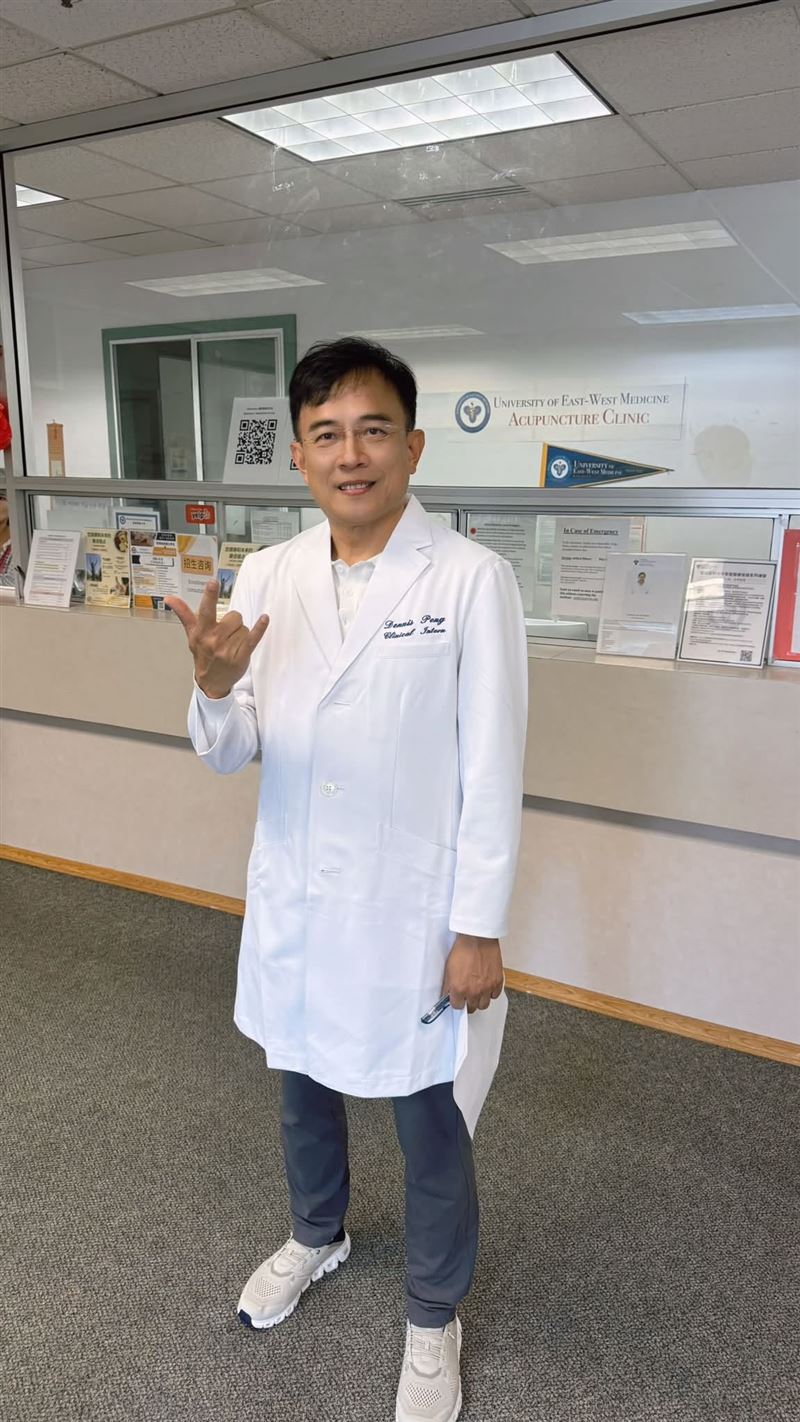 資深媒體人彭文正曾主持多檔政論節目,目前人在美國主持網路節目《政經關不了》。(圖/翻攝自臉書)