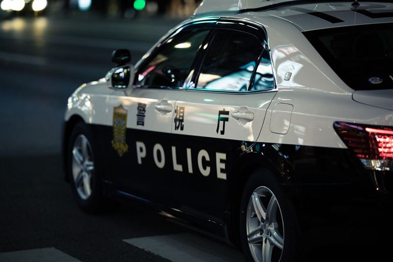 婦人與警方聯手展開「誘捕行動」,假意答應詐騙集團的要求,與對方相約在中央區某店舖附近面交款項。(圖/pakutaso提供)