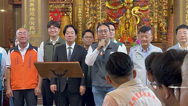 總統賴清德(前左2)2日陪同民進黨桃園市長參選人黃世杰(前左3)參拜龜山顯安巖顯應祖師廟,黃世杰期盼顯應祖師讓他順利當選、為桃園服務。(圖/中央社)
