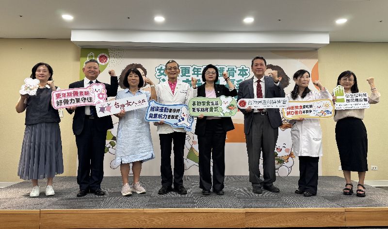 衛生福利部國民健康署2日召開「女性更年期護骨本」記者會指出，台灣50歲以上女性約每10人就有1人罹患骨質疏鬆，65歲以上更接近每6人就有1人，提醒女性注意相關健康風險