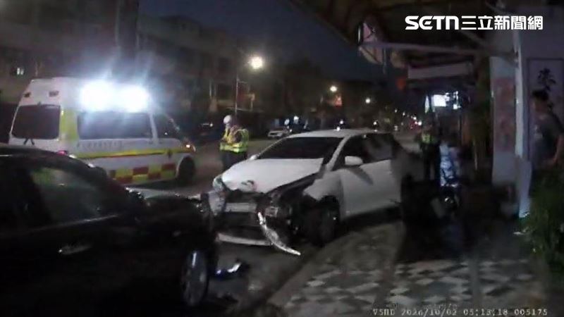 毒駕男逆向猛撞路邊3車　車上竟還載7歲兒