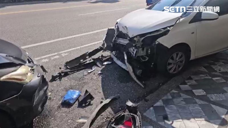 白車車頭全爛，受害黑車也嚴重受損