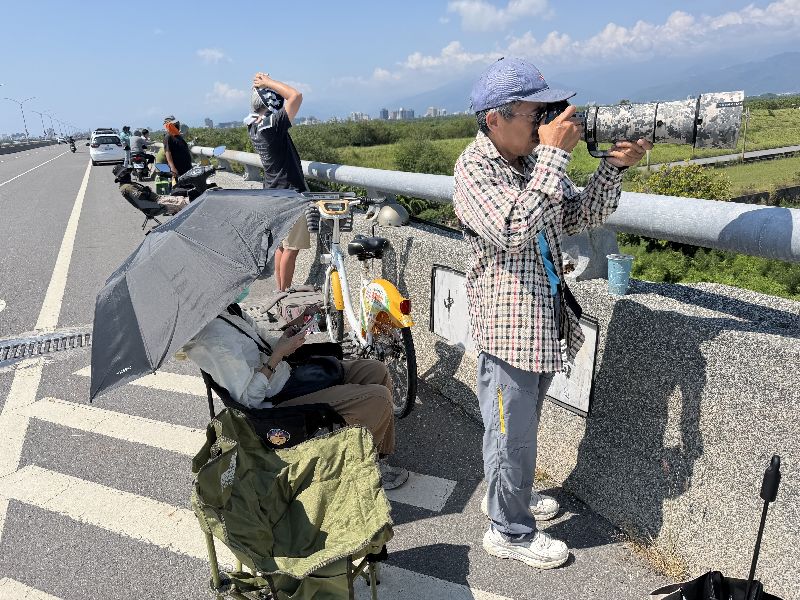 台灣對美軍購66架F-16V(blk70)戰機,首批2架2日中午飛抵台東空軍志航基地,不少軍事迷湧入台東,只為一睹新機風采。(圖/中央社)
