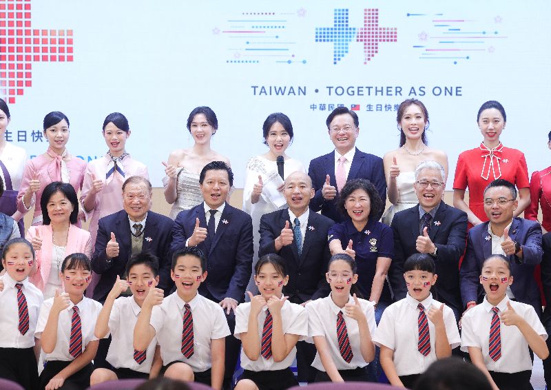 國慶籌備委員會主委韓國瑜(2排中)2日主持115年國慶記者會,台東縣長饒慶鈴(2排右3)、新北市副市長朱惕之(2排左3)等人出席,邀全民共祝中華民國生日快樂。(圖/中央社)