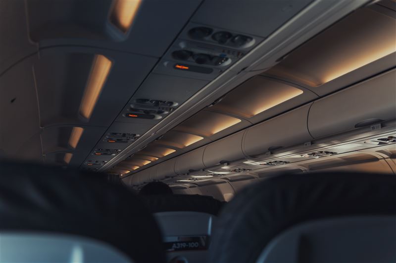 飛機起降時為了飛安問題,會將機艙的燈光調暗。(示意圖/PIXABAY)