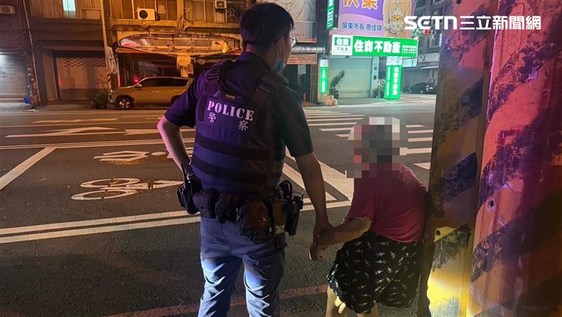 員警全程緊牽著手、攙扶阿嬤過馬路,平安送回家,家屬十分感謝。(圖/翻攝畫面)