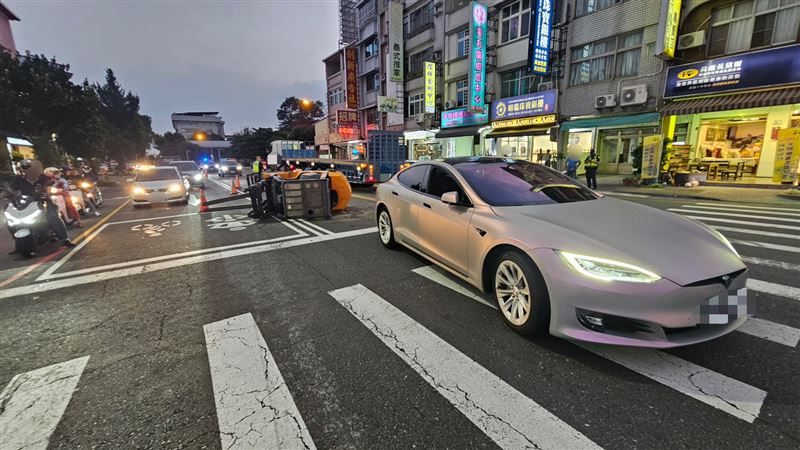 堆高機跳車壓頂！特斯拉被砸扁他賠慘