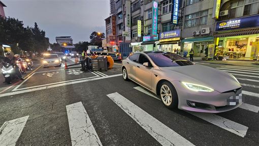 堆高機跳車壓頂！特斯拉被砸扁他賠慘