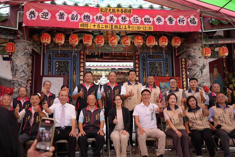蕭美琴今日前往南投草屯朝陽宮參香祈福,南投縣長候選人温世政、南投縣議員蔡銘軒、草屯鎮長候選人張媛婷、南投縣議員候選人李帛璋、草屯鎮民代表候選人簡木通等人陪同。(圖/翻攝畫面)