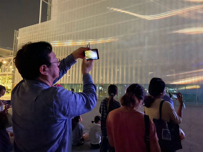 設計展夜間光雕《城市之鏡》亮眼登場!建築師山本理顯攜手Sony團隊場勘桃美館,開啟科技與建築對話。(圖/桃園市政府提供)