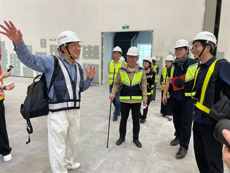 設計展夜間光雕《城市之鏡》亮眼登場!建築師山本理顯攜手Sony團隊場勘桃美館,開啟科技與建築對話。(圖/桃園市政府提供)