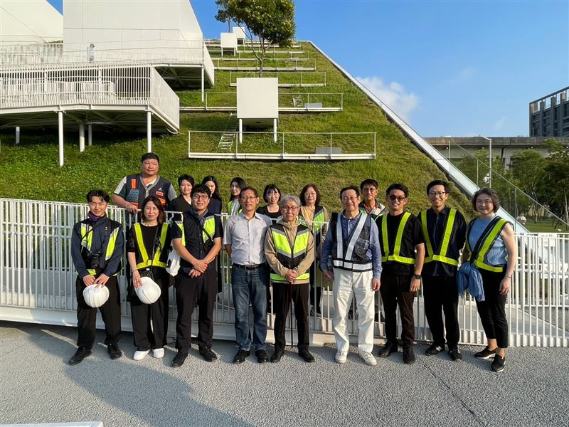 設計展夜間光雕《城市之鏡》亮眼登場!建築師山本理顯攜手Sony團隊場勘桃美館,開啟科技與建築對話。(圖/桃園市政府提供)