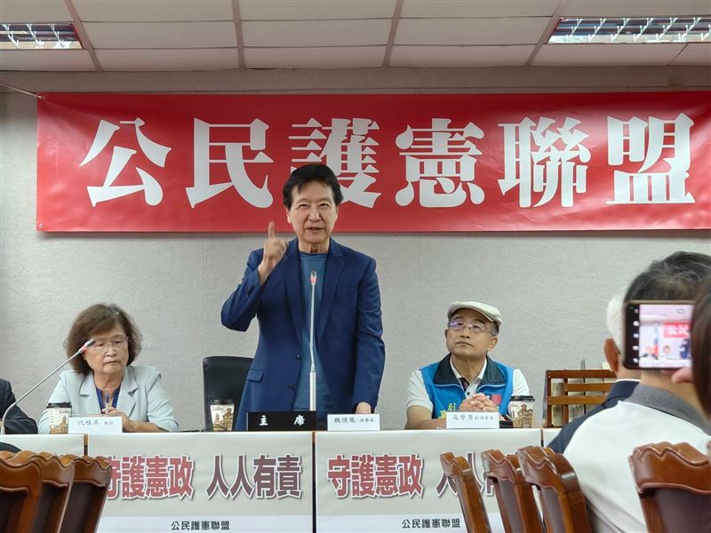 趙少康表示自己不滿民進黨,也對立法院失望,喊話應禁止卓榮泰進入。(圖/翻攝自趙少康臉書)