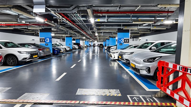 蘭巴姆地下醫院平時就是停車場，可停放約1500輛汽車；戰爭或重大災難來臨時，車輛必須先撤離，再進行清潔與醫療空間轉換。（圖／蘭巴姆醫療園區提供）