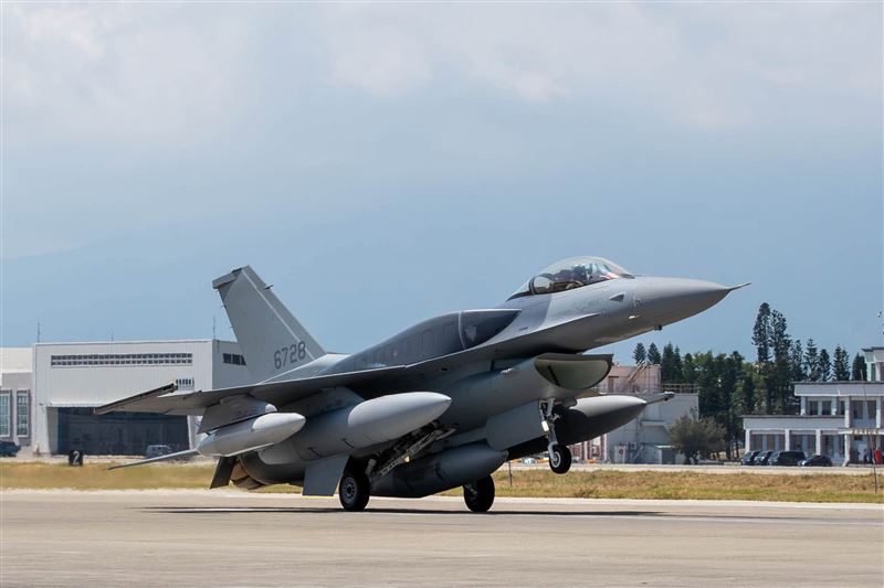 首批2架F-16V BLK 70戰機抵台降落台東志航基地(圖/翻攝自賴清德臉書)