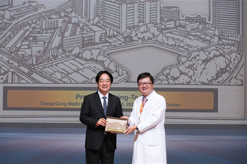 程文俊主委代表長庚醫療體系致贈紀念品給賴清德總統。(圖／長庚醫院提供)