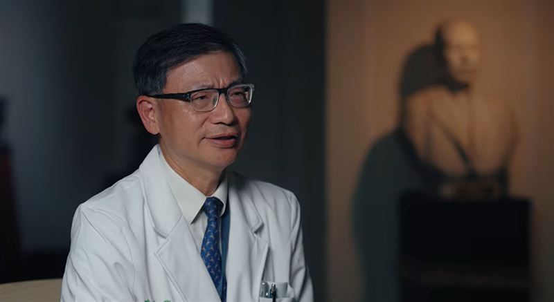 台大醫院副院長陳晉興分享,恩師蔡瑞章曾突發OHCA獲救,深刻體會醫學傳承的重要。他表示,醫師不僅要救人,更要培養學生獨立判斷,讓救命經驗延續。(圖/翻攝自YouTube-台大外科頻道)