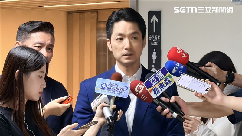 蔣萬安赴北市議會教育委員會送水果致意(圖/記者陳思妤攝影)