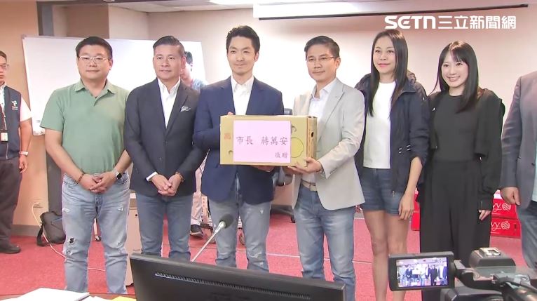 蔣萬安赴北市議會教育委員會送水果致意(圖/翻攝畫面)