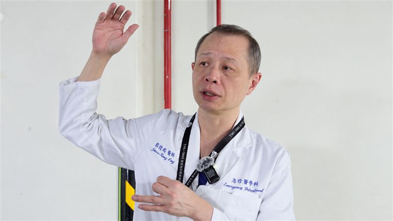 雙和醫院急診醫學科主任翁健瑞說明替代醫療場所的規畫。病患動線、醫療氣體、電力與後勤支援，都必須在演練中逐項確認。（攝影／林柏均拍攝）