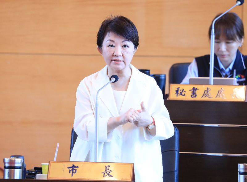 台中市長盧秀燕(前)2日列席台中市議會備詢,關於有義消群組訊息傳動員挺國民黨台中市長參選人江啟臣競選總部成立大會,盧秀燕表示,參加活動是個人權利,但不可以穿制服。中央社記者趙麗妍攝 115年10月2日