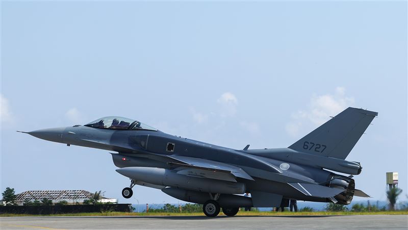 F-16V blk70首批2架抵台　軍事迷徹夜守候