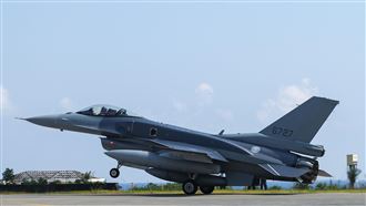 F-16V blk70首批2架抵台　軍事迷徹夜守候