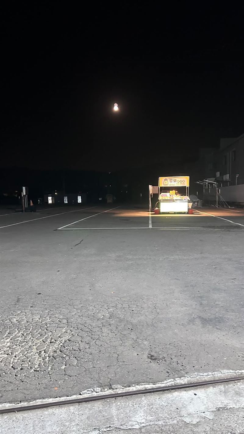 偌大夜市只剩一攤獨自營業,未見逛街人潮,引發網友熱議。(圖/翻攝自Threads @ilove71158)