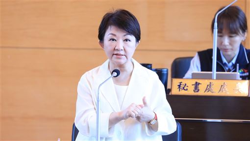 盧秀燕列席中市議會備詢台中市長盧秀燕（前）2日列席台中市議會備詢，關於有義消群組訊息傳動員挺國民黨台中市長參選人江啟臣競選總部成立大會，盧秀燕表示，參加活動是個人權利，但不可以穿制服。中央社記者趙麗妍攝　115年10月2日