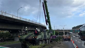 雲豹甲車關渡大橋自撞　撞斷路燈卡分隔島